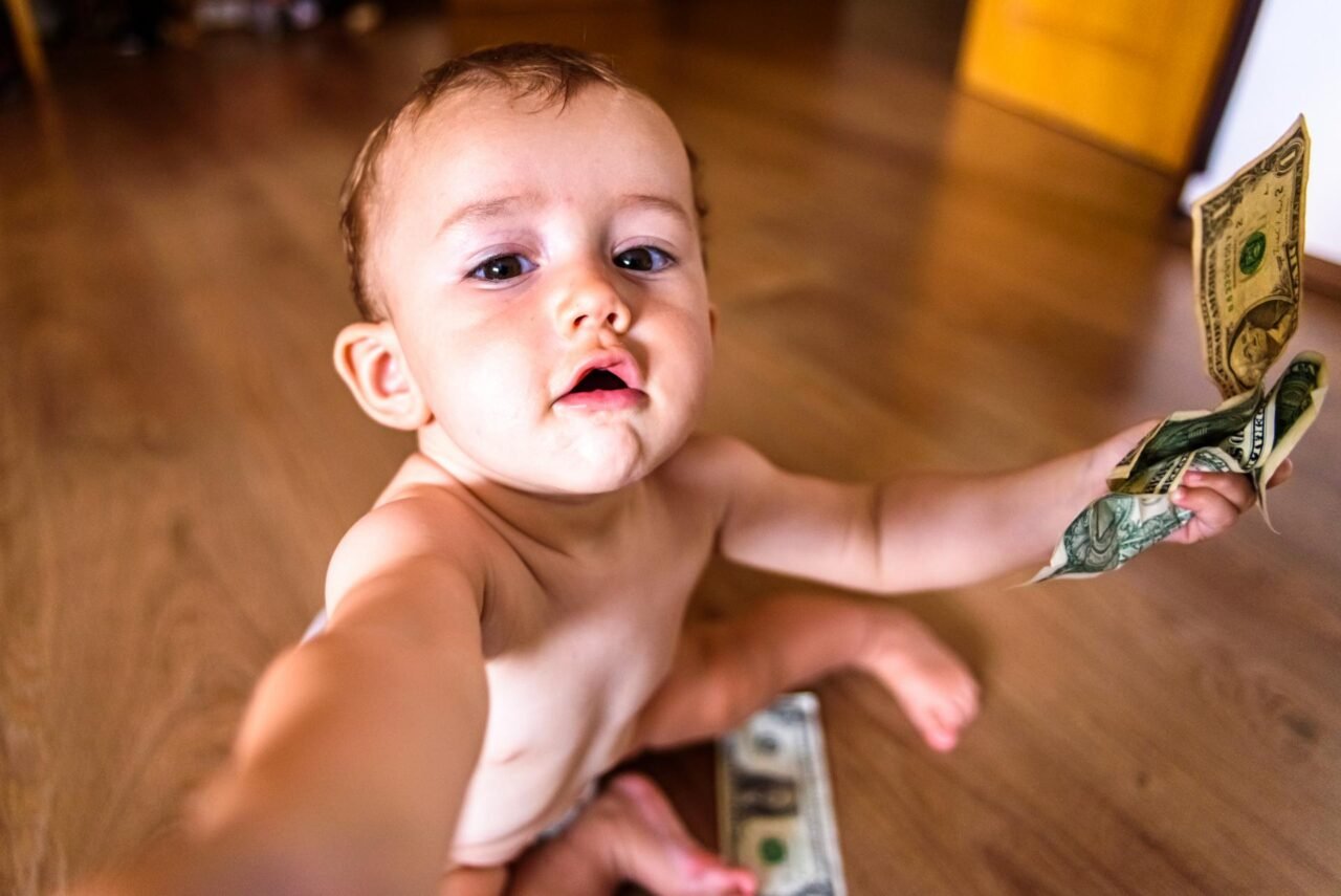 Regala dinero al recién nacido