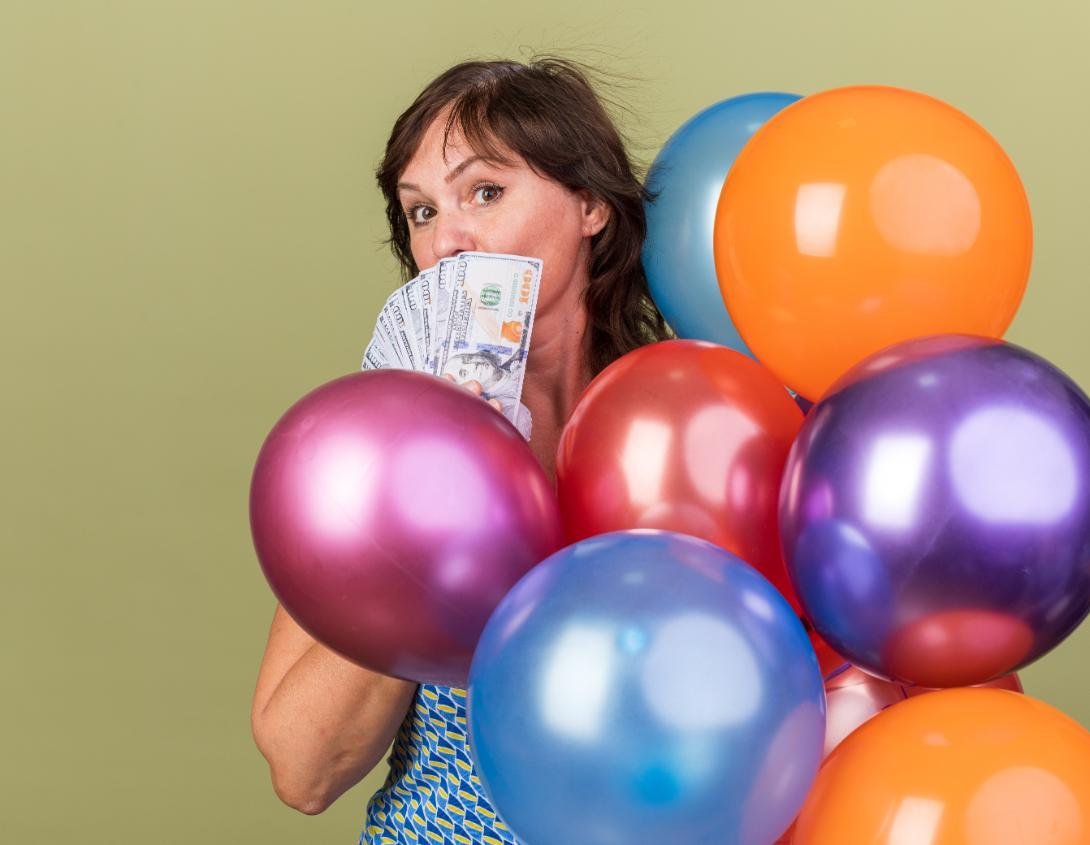 ¡Explota tu regalo! La idea con globos y dinero que arrasa
