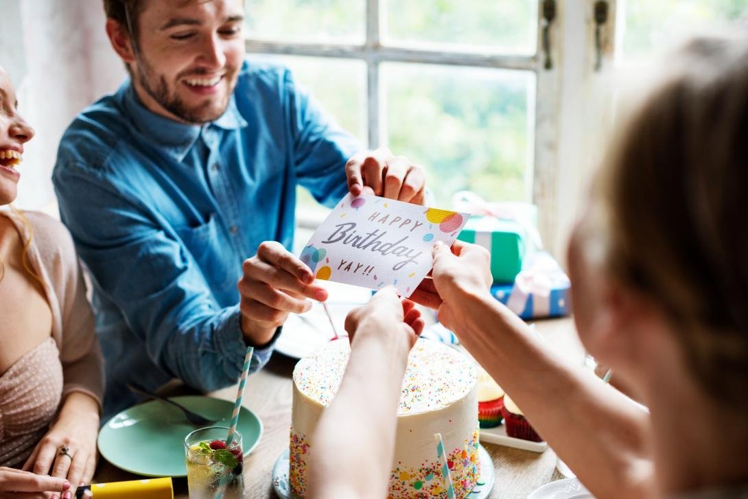 Qué escribir en una tarjeta de cumpleaños cuando regalas dinero (y hacerlo especial)