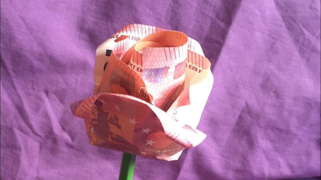 Cómo hacer una flor de origami con billetes reales