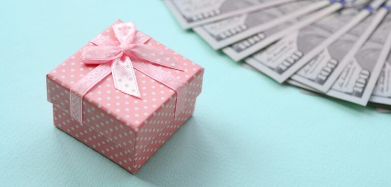 Regala dinero al bebé recién nacido